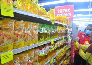 MASALAH kekurangan minyak masak menyebabkan masyarakat terdesak mendapatkan bekalan bahan mentah itu. - AGENSI
