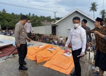 SEJUMLAH mayat mangsa yang dikeluarkan pasukan keselamatan selepas kebakaran dipadam di Karawang, Jawa Barat. - AGENSI