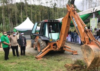 MOHD. Amar Nik Abdullah melakukan gimik peletakan batu asas pembangunan Projek Pusat Agro Pelancongan dan Ladang Durian Musang King di Pos Blau, Gua Musang, Kelantan hari ini. - UTUSAN/AIMUNI TUAN LAH