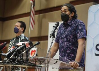 KHAIRY Jamaluddin bercakap dalam sidang akhbar di Kementerian Kesihatan, Putrajaya. - UTUSAN/FAISOL MUSTAFA