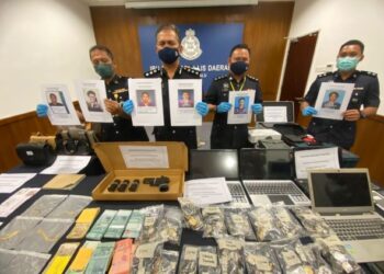 MOHD. Zaidi Abdullah (dua kiri) menunjukkan enam ahli Geng Gurun yang masih diburu polis IPD Kota Kinabalu Sabah hari ini.