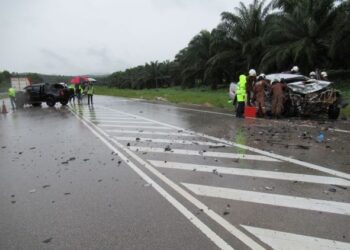 DUA kenderaan pacuan empat roda jenis Toyota Hilux bertembung dan menyebabkan seorang maut di kilometer 61 Jalan Kuantan-Segamat, di Pekan, Pahang. - FOTO IHSAN PDRM