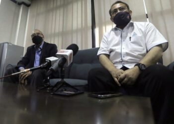 ABDUL FATTAH Abdullah (kanan) dan Zamri Yaakob dalam sidang akhbar di Pejabat Pertubuhan Peladang Negeri Pahang (Pasfa) di Kuantan, Pahang.