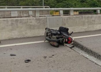 KEADAAN motoikal  yang ditunggang mangsa  selepas terbabas di atas Jambatan Sungai Puloh, KM 68 Jalan Sri Aman-Kuching pada awal petang tadi.