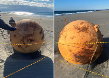 BOLA besi misteri dengan diameter 1. 5 meter terdampar di pantai Enshu di bandar Hamamatsi, Jepun.-AGENSI