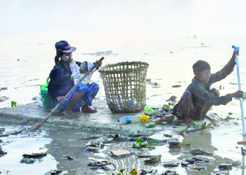 ADA yang terpaksa turun bekerja mengutip sampah bersama 
anak-anak 
kecil. – AFP