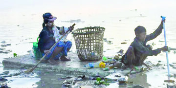 ADA yang terpaksa turun bekerja mengutip sampah bersama 
anak-anak 
kecil. – AFP
