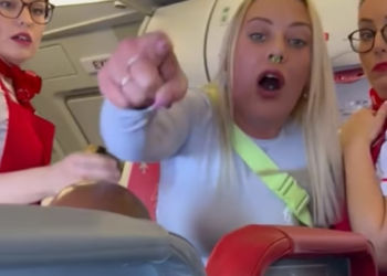 AKSI penumpang wanita yang bertindak di luar kawalan berjaya dirakam penumpang lain dalam pesawat Jet2.-BENLACK