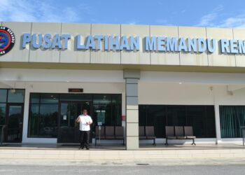 MOHD. Yusof Aziz di depan Pusat Latihan Memandu Rembau yang diusahakannya. - UTUSAN/ZAKKINA WATI AHMAD TARMIZI
