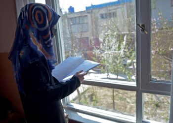 PELAJAR Gred 12, Deena Rahimi membaca buku di kediamannya di Kabul selepas kerajaan Afghanistan tidak membenarkan remaja perempuan menghadiri kelas peringkat menengah.-AFP