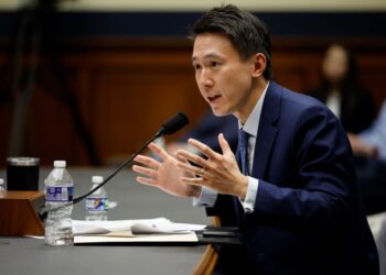 SHOU Zi Chew memberi keterangan di hadapan Dewan Jawatankuasa Tenaga dan Perdagangan AS di Bangunan Pejabat Rayburn House di Capitol Hill semalam.-AFP
