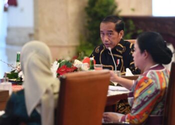 JOKOWI menyeru kakitangan jabatan kerajaan besederhana ketika berbuka puasa.-AGENSI
