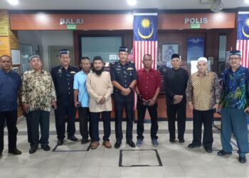 RODZI Abu Hassan (lima dari kiri) bergambar kenangan bersama pesara-pesara polis dalam majlis penyerahan pingat di Ibu pejabat Polis Daerah Kubang Pasu, Jitra, Kedah baru-baru ini.