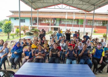 DEKAN FPEP, Prof. Madya Dr. Mohd. Rahimie Abd. Karim (depan tiga dari kanan) bersama peserta program pemindahan ilmu di Kampung Sayap, Kota Belud, Sabah.