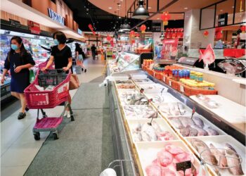 PENGUNJUNG membeli-belah di sebuah pasar raya bagi mendapatkan barangan makanan. Kenaikan harga barangan makanan antara penyumbang kepada peningkatan kadar inflasi negara. – GAMBAR HIASAN
