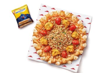 PIZZA Spicy Krunch menampilkan kerak piza yang berintikan keju, dengan bebola ayam rangup sos pedas istimewa.