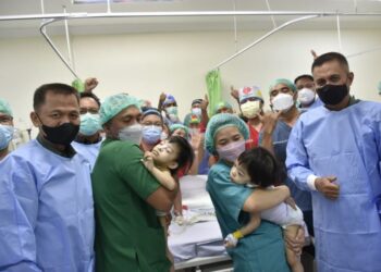 PASUKAN perubatan mendukung Joanna dan Jovely selepas mereka dipisahkan dalam pembedahan selama sembilan jam di Manado, Indonesia. - AGENSI