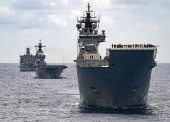 KAPAL Tentera Laut Diraja Australia Canberra, Supply dan Warramunga berlayar bersama 37 kapal lain ketika latihan ketenteraan Pasifik 2022. - AGENSI 