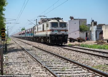MANGSA maut dihempap lembu terpelanting akibat dilanggar sebuah kereta api express di Rajasthan. - AGENSI 
