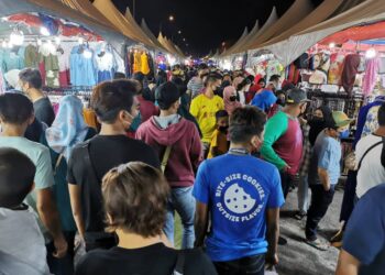 KESESAKAN luar biasa hampir 70,000 pengunjung membanjiri Bazar Aidilfitri Mega Klebang di Melaka. - UTUSAN/AMRAN MULUP