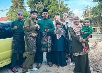 MUHAMAD Suhairie Mohammad (tiga kiri) menyerahkan kepingan emas bagi menggantikan duit raya kepada anak saudaranya di Kampung Tok Malik, Wakaf Bharu, Tumpat, Kelantan.