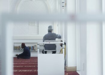 MESIN imbasan kehadiran jemaah yang dipasang di Masjid At-Taqwa, Paroi, Seremban. – UTUSAN/MOHD. SHAHJEHAN MAAMIN