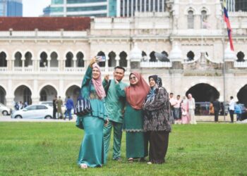 ORANG ramai mengambil kesempatan membawa ahli keluarga beriadah sambil merakam gambar kenangan sempena cuti Hari Raya Aidilfitri di Dataran Merdeka, Kuala Lumpur. - UTUSAN/ SHIDDIEQIIN ZON