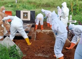 PETUGAS Covid-19 mengebumikan mayat pesakit Covid-19 di Kota Padang,  Indonesia. - AGENSI