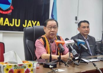 JEFFREY Kitingan (kiri) semasa sidang akhbar sempena Pesta Kaamatan di Kota Kinabalu hari ini.