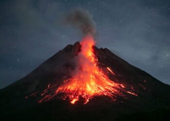 LAHAR dari Gunung Merapi mencurah selepas letusan direkodkan kelmarin.-AFP