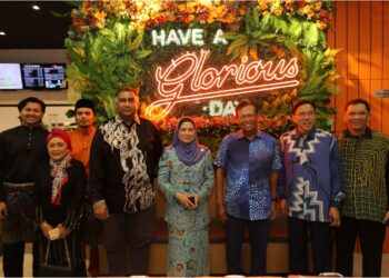 HAZIMAH Zainuddin (tengah) pada majlis pelancaran cawangan Gloria Jean’s Coffees ke-47 di Conezion IOI Resort City Putrajaya, baru-baru ini.