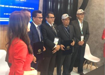 PRESIDEN dan Ketua Projek Khas Datasonic, Datuk Syahril Abdullah (dua dari kanan) bersama Timbalan Menteri Pengangkutan, Hasbi Habibollah dan Mohd. Zaliman Mohd. Yussof serta Setiausaha MUVA Adi Yazid Rosli pada majlis memeterai MoU Kerjasama MUVA dengan Datasonic di Langkawi.