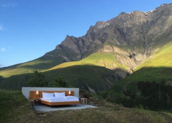 TEMPAT tidur dengan pemandangan mempesonakan di lereng bukit di kampung Saillon, selatan Switzerland.-AGENSI