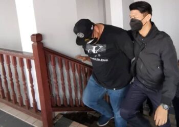 TERTUDUH mengaku tidak bersalah atas enam pertuduhan menerima suapan bernilai RM16,800 selepas dihadapkan ke Mahkamah Sesyen, Ayer Keroh, Melaka. UTUSAN/DIYANATUL ATIQAH ZAKARYA