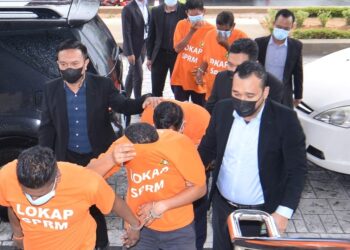 Lima individu termasuk pegawai penguat kuasa agensi kerajaan direman di Mahkamah Khas Reman Seremban kerana hari ini kerana disyaki terlibat dengan rasuah  meluluskan ujian memandu GDL menerusi institusi memandu di sekitar Negeri Sembilan. – UTUSAN/MOHD. SHAHJEHAN MAAMIN