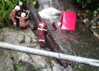 ANGGOTA bomba cuba mengesan mangsa yang dikhuatiri terperangkap dalam kereta jenis Perodua Axia yang dijumpai dalam sungai di Batu 13, Jalan Pahang, Tapah hari ini. - UTUSAN/MEDIA SOSIAL