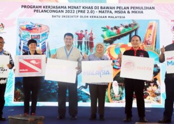 NANCY Shukri (tengah) bersama beberapa wakil pemain industri pelancongan tempatan bergambar bersama dalam Majlis Pelancaran Pelan Pemulihan Pelancongan 2022 bagi Kluster Pelancongan Minat Khas di Shah Alam, Selangor, hari ini.