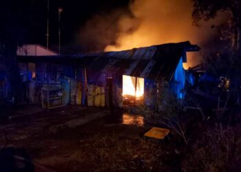  KEADAAN api marak memusnahkan dua unit rumah yang terbakar di Lorong Aik Hwa 6, Off Jalan Kebun Sayur, Bakri, Johor pukul 3.27 pagi tadi. FOTO IHSAN BOMBA