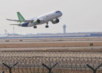 PESAWAT C919 berlepas dari Lapangan Terbang Antarabangsa Pudong di Shanghai pada 17 Disember 2017. - AFP