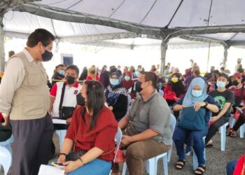 MOHAMAD Rafie Ab. Malek mengadakan lawatan di PPV Outreach DUN Ampangan di Dewan Besar Gadong Lalang, Seremban hari ini.-UTUSAN/NOR SHAFAWATI YUP