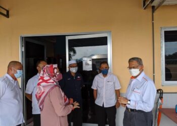 MUSTAPA Mohamed (kanan) berbual dengan ADUN Temenggor, Salbiah Mohamed (dua kiri) ketika melawat Felda Bersia di Gerik hari ini. - UTUSAN/MOHAMAD HAFIZI MOHD. SAID