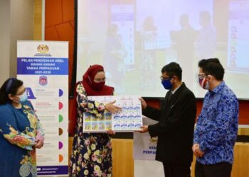 HALIMAH  Mohamed Sadique (dua dari kiri) melancarkan Pelan Pendidikan Awal Kanak-Kanak Tabika Perpaduan 2021-2030 secara maya di Facebook Kementerian Perpaduan.