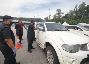 ZAINI Jass (kanan) diiringi Jasvir Singh Ram Singh (dua dari kanan) dan Zaiham Mohd. Kahar (kiri) melakukan pemantauan di Sekatan Jalan Raya (SJR) Plaza Tol Bentong di Bentong, Pahang.
