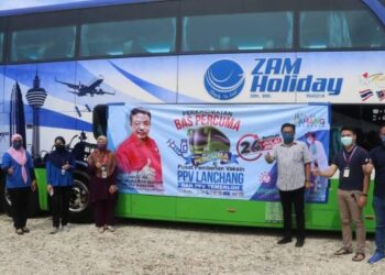 MOHD. SHARKAR Shamsudin menyantuni penerima vaksin di Pusat Pemberian Vaksin (PPV) Lanchang di Lanchang, Temerloh, Pahang. - UTUSAN/SALEHUDIN MAT RASAD