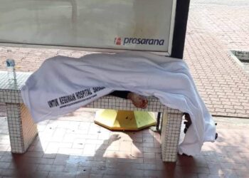 SEORANG warga emas ditemukan terbaring dan tidak sedarkan diri sebelum disahkan meninggal dunia oleh Pegawai Perubatan Hospital Tengku Ampuan Afzan (HTAA) di hentian bas Taman Kerang di Kuantan, Pahang. - IHSAN MEDIA SOSIAL