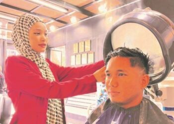 NUR ATIQAH Zulkifli menyediakan mesin rawatan stim kepada pelanggannya di Masjid Tanah, Melaka. – UTUSAN/MUHAMMAD SHAHIZAM TAZALI