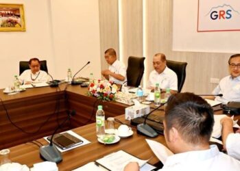 HAJIJI Noor (empat kiri) mempengerusikan mesyuarat Majlis Tertinggi GRS di Kota Kinabalu hari ini.