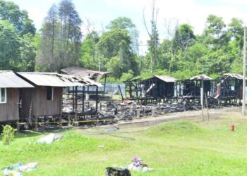 SEBANYAK 33 pondok tahfiz dalam kawasan madrasah Al-Imaniyah, Jalan Sungai Ular musnah dalam kejadian kebakaran pukul 9.30 pagi ini di Kuantan, Pahang. - UTUSAN/SHAIKH AHMAD RAZIF