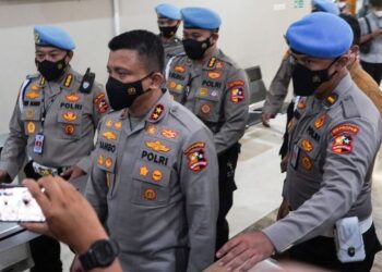 FERDY SAMBO (tengah) diiring anggota polis lain selepas meninggalkan Jabatan Siasatan Jenayah Polis Negara di Jakarta.-KOMPAS