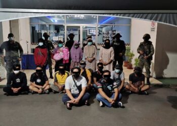 Kesemua PATI yang ditahan dalam Op Cegah PATI di Kampung Batu Payung, Tawau semalam.-IHSAN ESSCOM